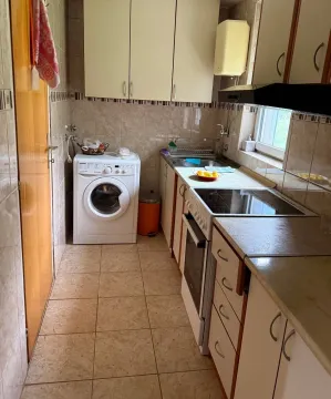 Manja kuhinja sa ugrađenom rernom, pločom, sudoperom i veš mašinom. - image 12