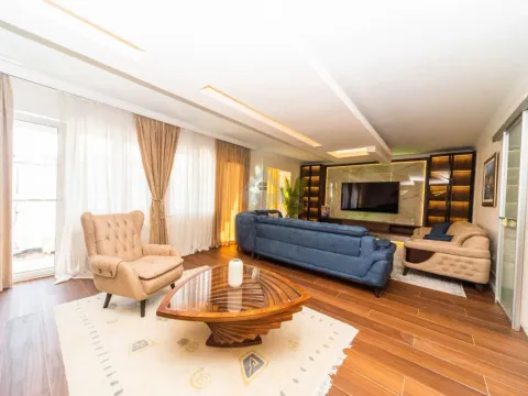 Izdavanje, trosoban stan, 200m², Gorica C, Podgorica - image 3