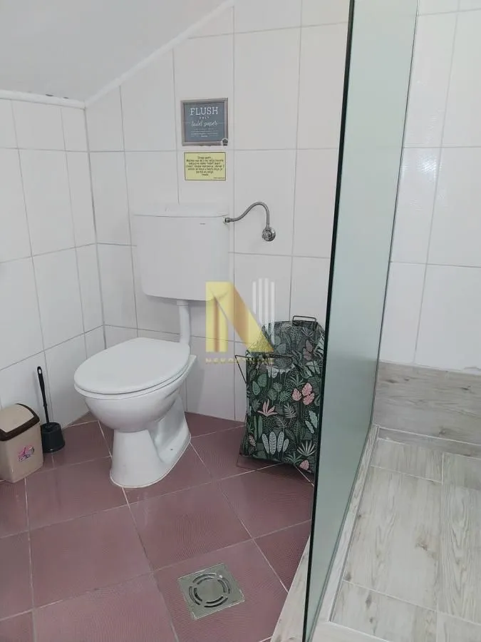 Manje kupatilo sa toaletom i tuš kabinom.