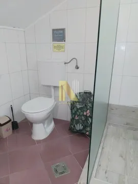Manje kupatilo sa toaletom i tuš kabinom. - image 11