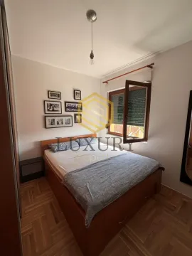 Manja spavaća soba sa bračnim krevetom i drvenim podom. - image 6