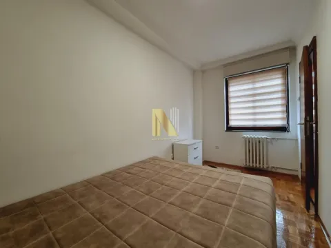 Spavaća soba sa krevetom, prozorom i radijatorom. - image 8