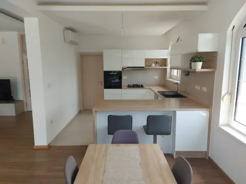 Moderna kuhinja sa šankom i trpezarijskim stolom. - image 5