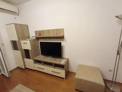 Dnevni boravak sa TV komodom i klima uređajem. - image 7