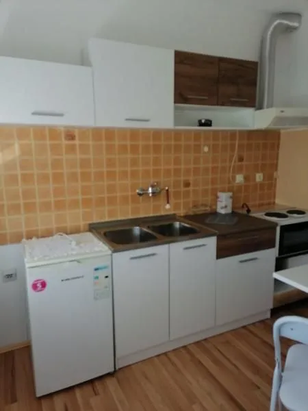 Izdavanje, garsonjera, 29m², Salajka, Novi Sad Sve Podlokacije