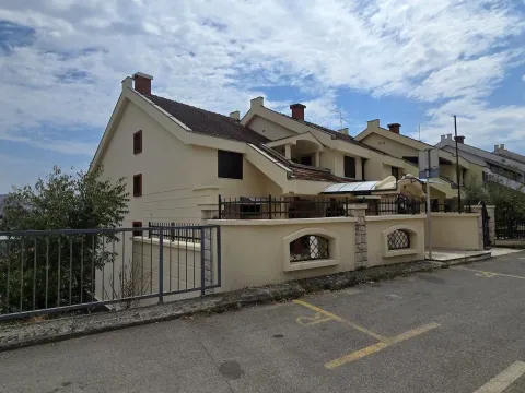 Izdavanje, poslovni prostor, 280m², Gorica C, Podgorica