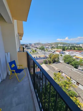 Manji namješten balkon sa stolicom i pogledom na grad. - image 8