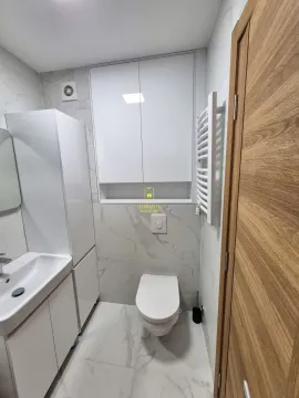 Moderno opremljeno kupatilo sa bijelim sanitarijama i mermernim pločicama. - image 6
