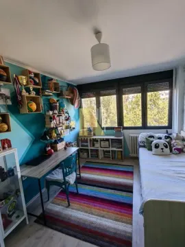 Dečja soba sa krevetom, radnim stolom i šarenim detaljima. - image 23