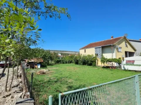 Zemljište in Tološi