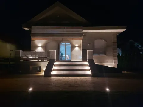 Noćni pogled na osvetljenu fasadu i ulaz porodične kuće. - image 8