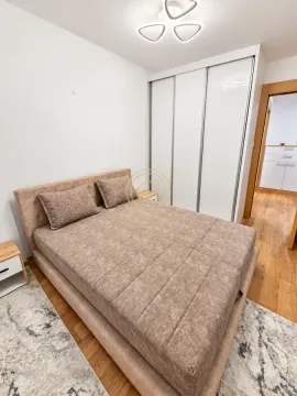 Moderna spavaća soba sa bračnim krevetom, ugradnim plakarom i belim zidovima. - image 6