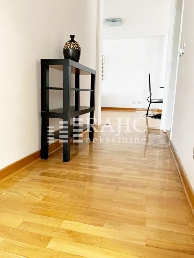 Rent, four bedroom apartment, 135m², Senjak, Beograd
