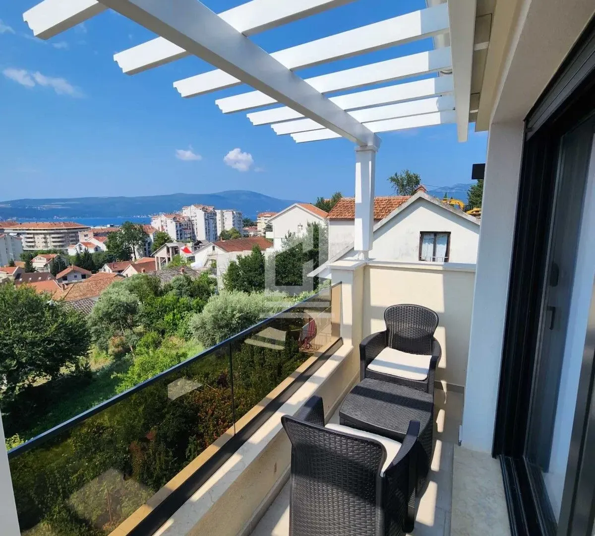 Izdavanje, stan, 45m², Tivat, Crna Gora