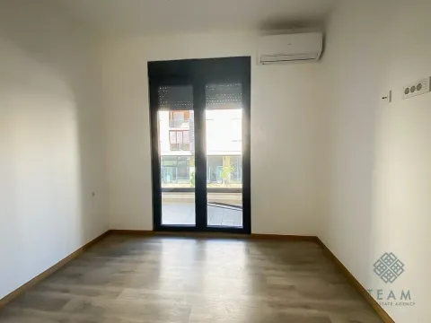 Izdavanje, poslovni prostor, 53m², City Kvart, Podgorica - image 4