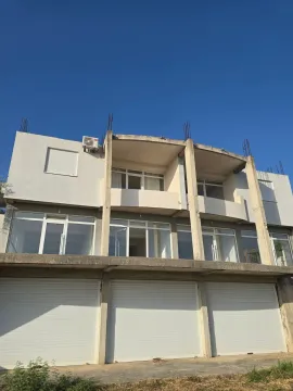 Vanjski izgled višespratne kuće u izgradnji sa garažnim vratima. - image 7
