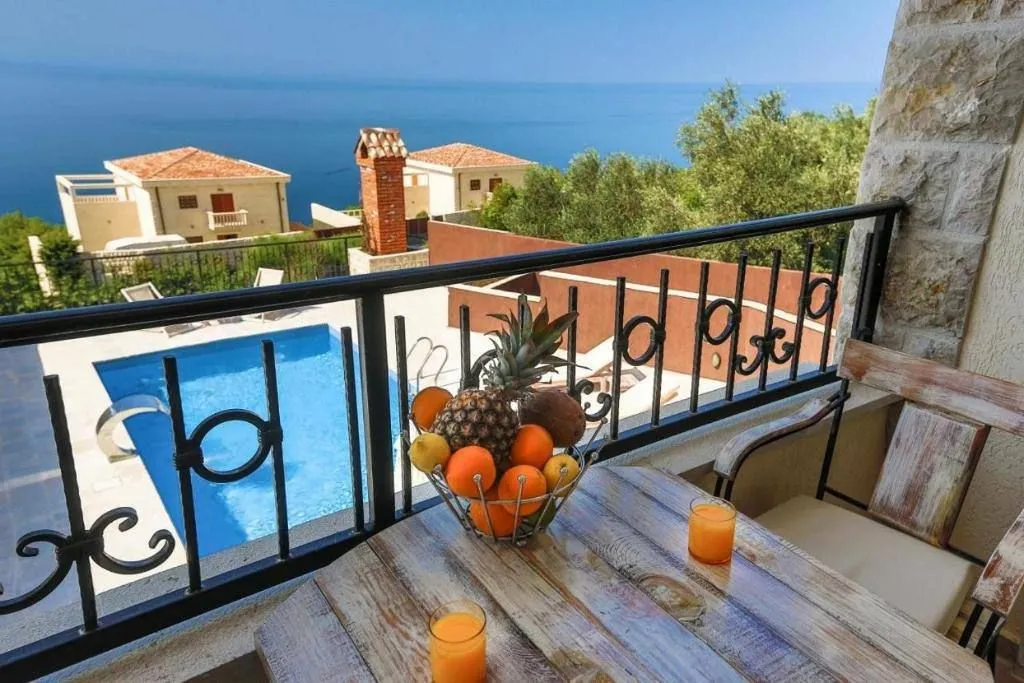 Izdavanje, kuća, 150m², Reževići, Budva