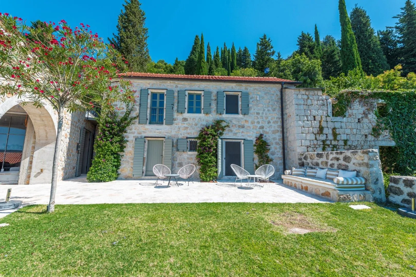 Prodaja, četvorosoban stan, 2000m², Trebešin, Herceg Novi