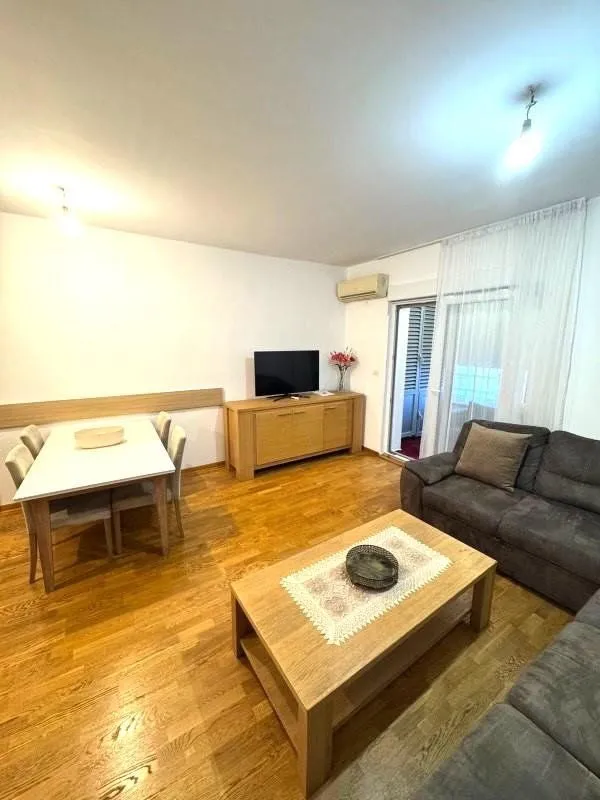 Izdavanje, dvosoban stan, 72m², City Kvart, Podgorica