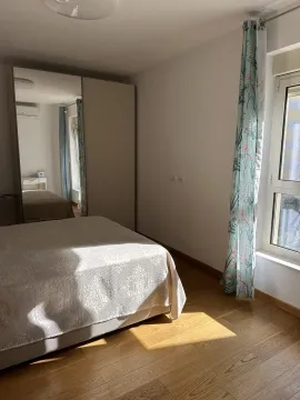 Spavaća soba sa bračnim krevetom, velikim plakarom i prozorom sa zavjesama. - image 6