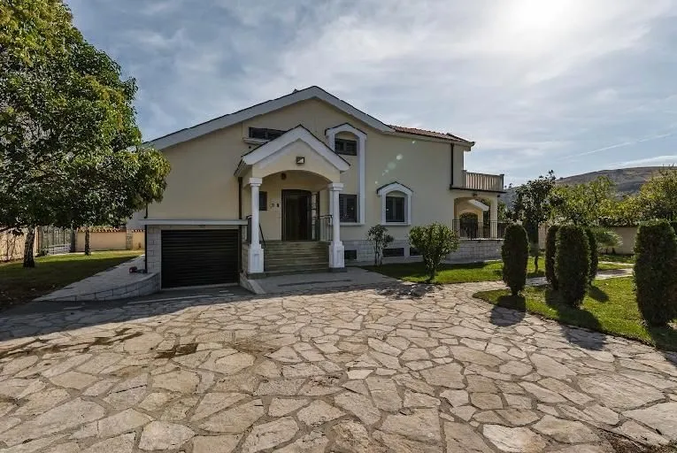 Izdavanje, kuća, 370m², Zabjelo, Podgorica