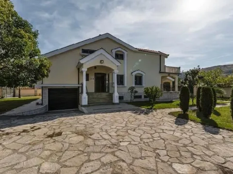 Izdavanje, kuća, 370m², Zabjelo, Podgorica - image 25