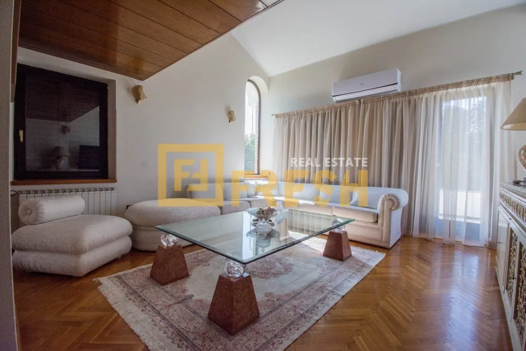 Prodaja, kuća, 250m², Tološi, Podgorica