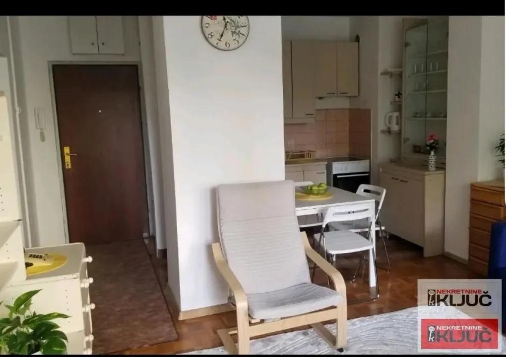 Izdavanje, dvosoban stan, 50m², Novi Sad, Srbija