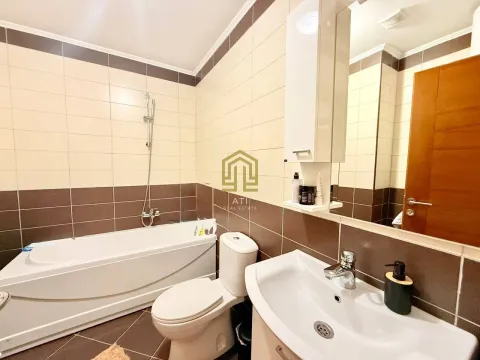 Manje kupatilo sa kadom, umivaonikom i WC šoljom. - image 11