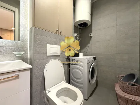 Moderno opremljeno kupatilo sa veš mašinom i bojlerom. - image 14