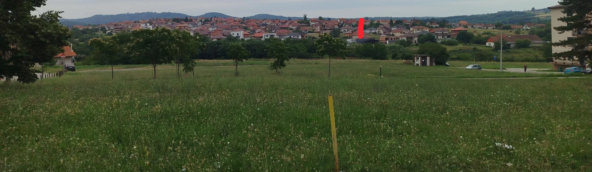 Pogled na okolno naselje i prirodu sa placa.