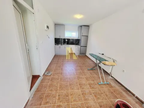 Manja kuhinja sa sivim elementima i pločicama na podu. - image 22