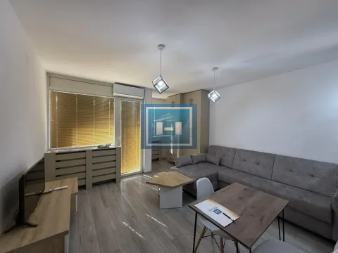 Dnevna soba sa garniturom, trpezarijskim stolom i TV komodom. - image 2