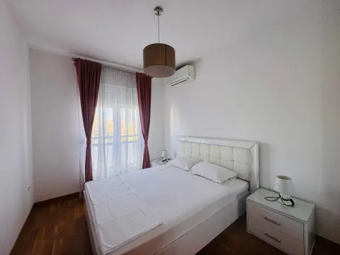 Svjetla i uredna spavaća soba sa bračnim krevetom i noćnim stočićima. - image 11