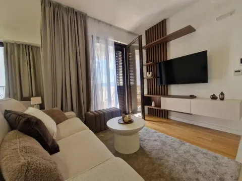 Izdavanje, stan, 52m², Tivat, Crna Gora - image 1