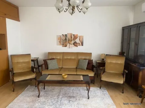 Dnevna soba namještena garniturom, foteljama i komadnim namještajem. - image 16