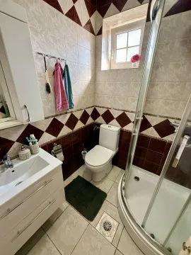 Manje kupatilo sa tuš kabinom, umivaonikom i toaletom. - image 13