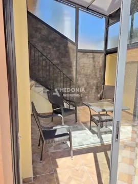 Natkrivena terasa sa garniturom za sedenje i stepeništem. - image 18