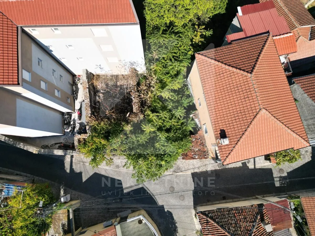 Pogled iz vazduha na okolne zgrade i dvorište.