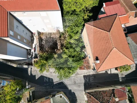 Pogled iz vazduha na okolne zgrade i dvorište. - image 3
