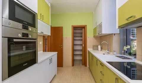 Kuhinja opremljena ugradnim elementima i bijelom tehnikom. - image 6