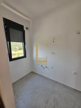 Prazna prostorija sa prozorom i priključcima za vodu i struju. - image 3