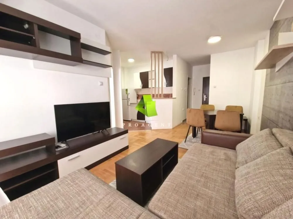 Izdavanje, dvosoban stan, 43m², Centar, Niš