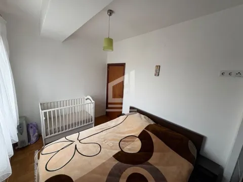 Spavaća soba sa bračnim krevetom i dječijim krevetcem. - image 10