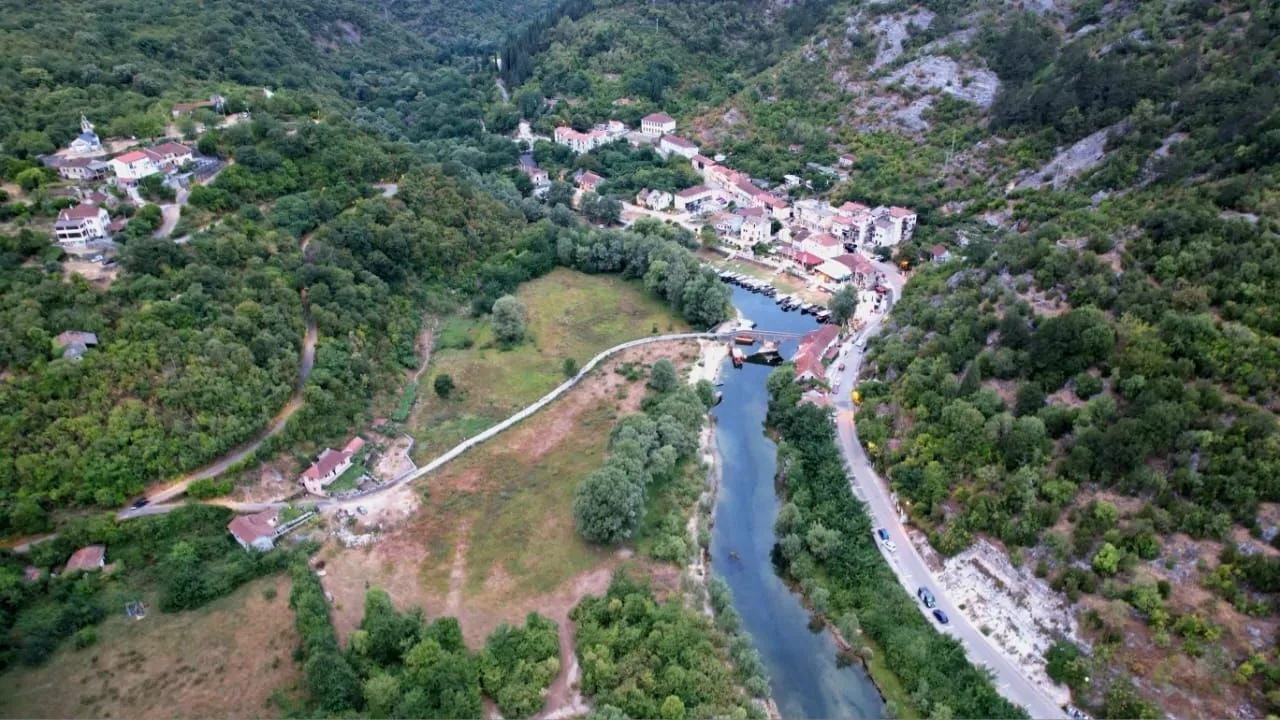 Prodaja, plac, 1300m², Cetinje, Crna Gora