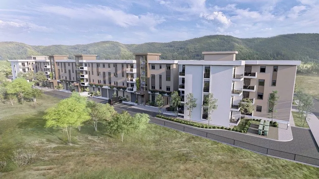 Spoljašnji izgled stambenog kompleksa sa uređenim dvorištem.