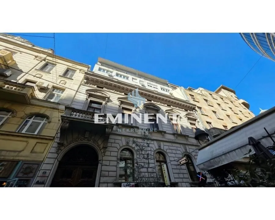 Pogled na fasadu tradicionalne stambene zgrade sa ulice.