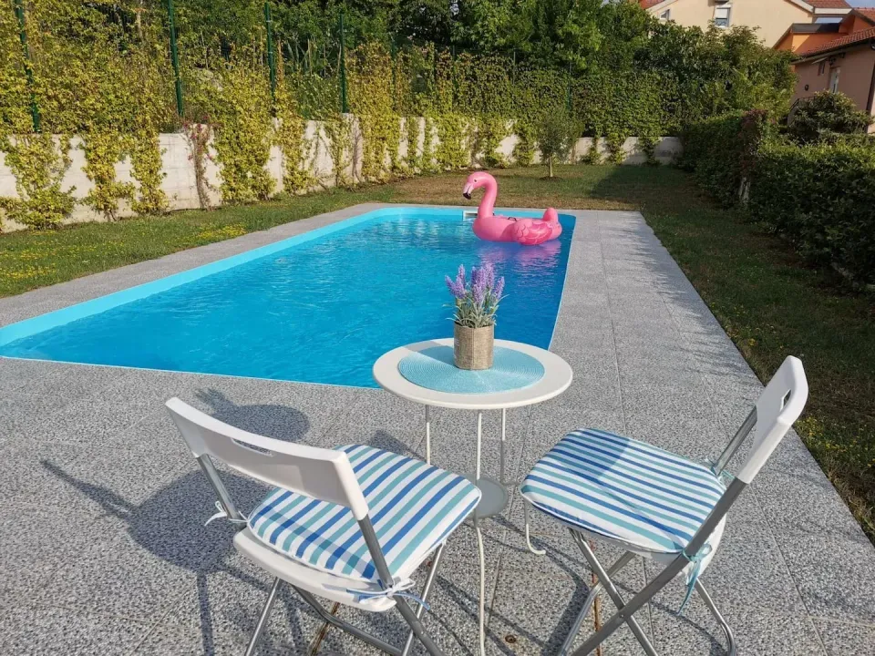Izdavanje, kuća, 107m², Tivat, Crna Gora