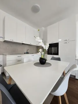 Rent, one bedroom apartment, 50m², Tivat, Crna Gora - image 7