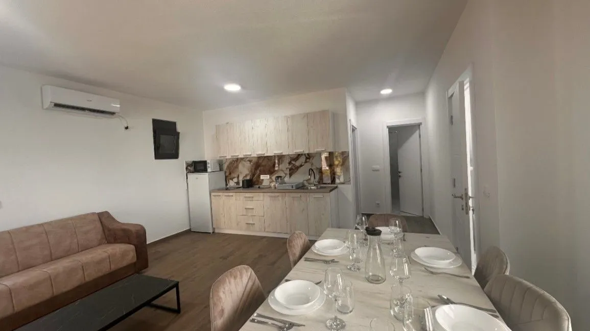 Izdavanje, kuća, 238m², Dobre Vode, Bar